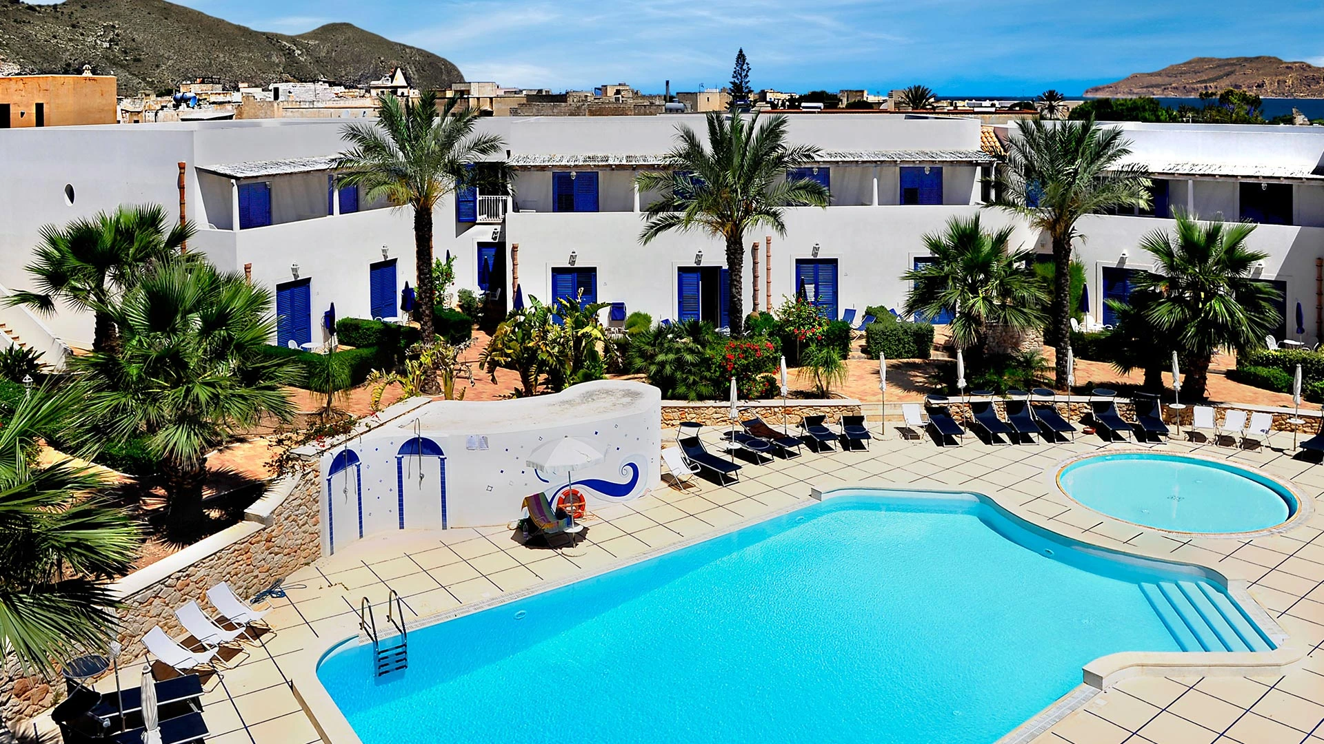 Veduta della piscina e del solarium di Cala La Luna