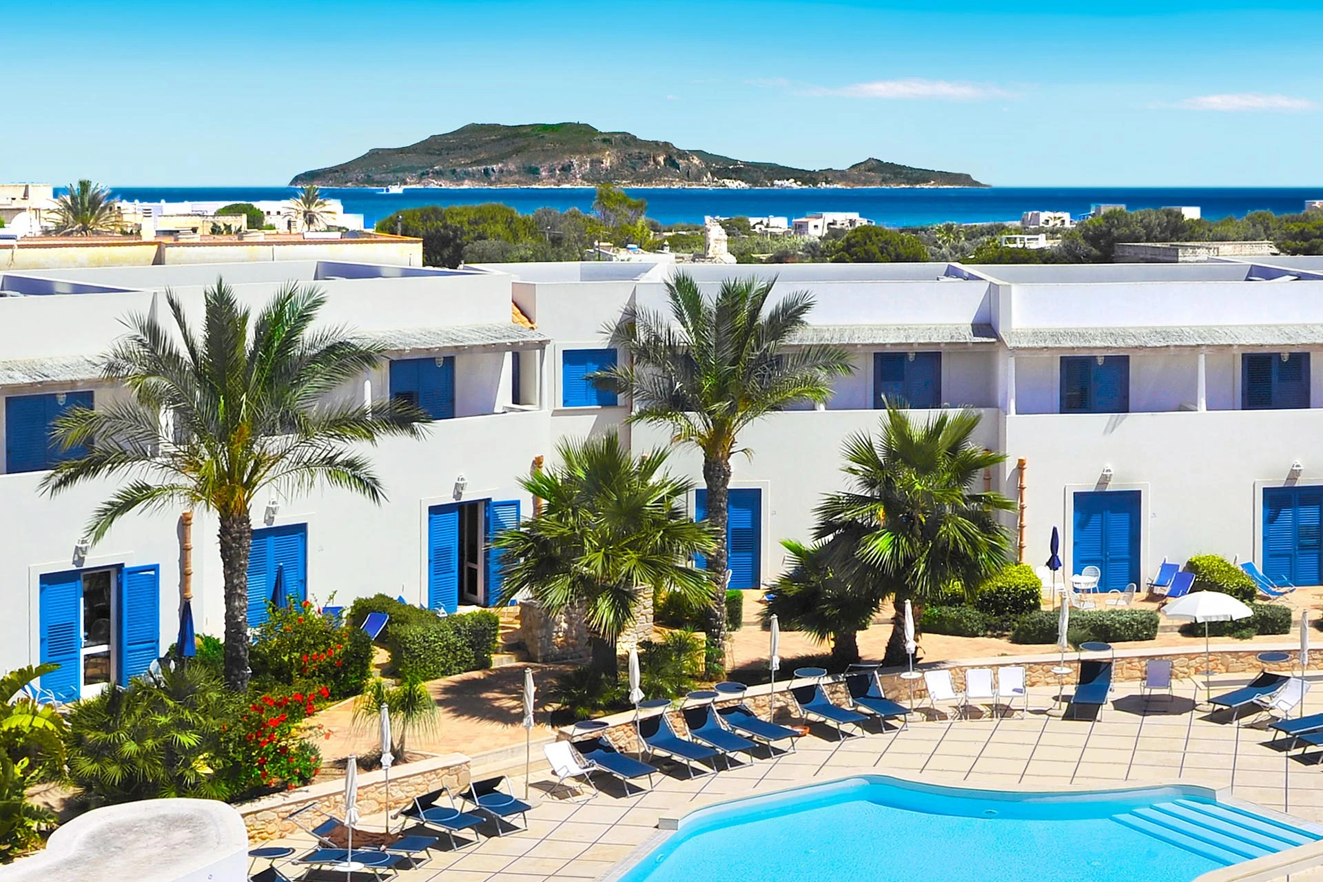 Veduta della piscina e dei balconi di Cala La Luna Resort