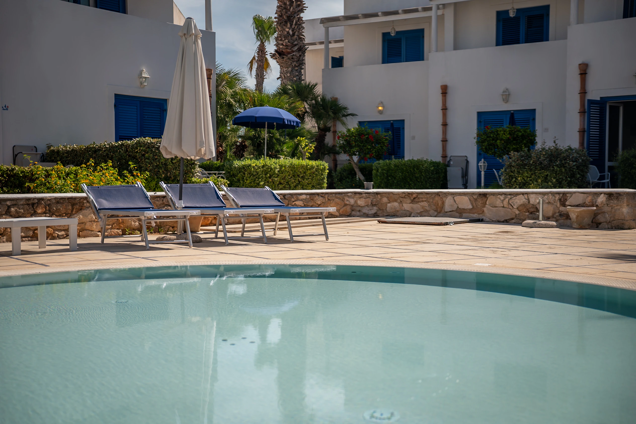Piscina di Cala La Luna davanti agli edifici bianchi del resort