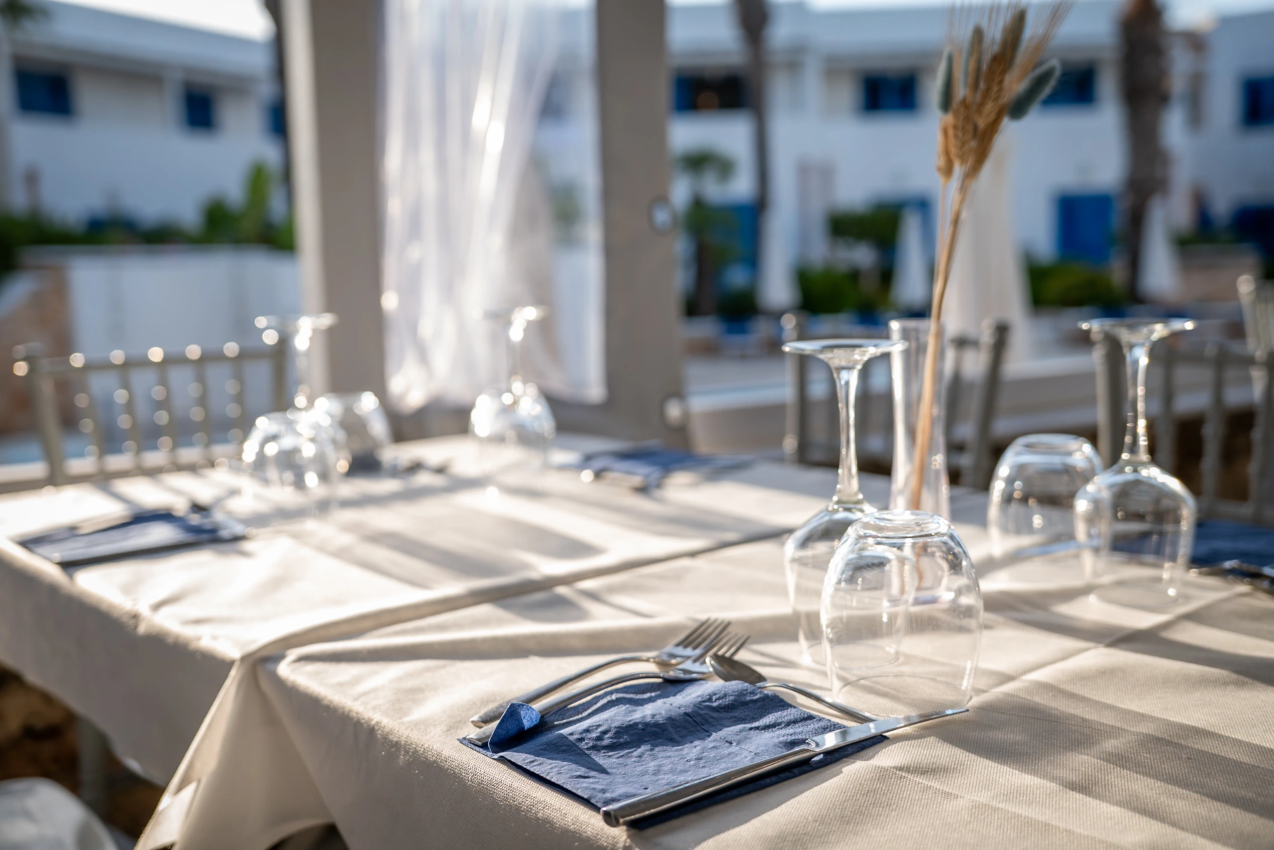 Calici e tovaglia blu su un tavolo del ristorante Poseidon