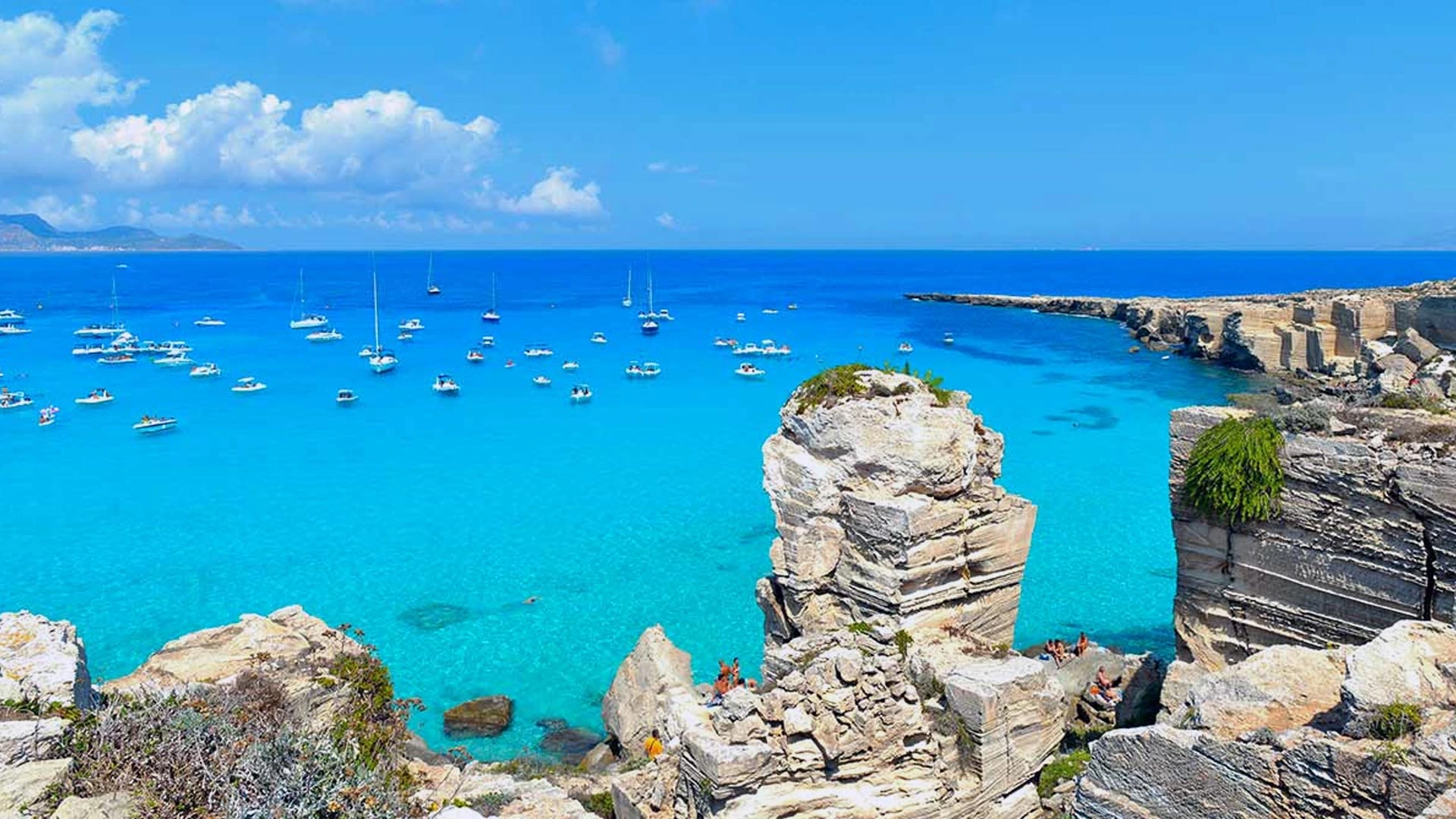 Il mare turchese e le rocce di Cala Rossa a Favignana
