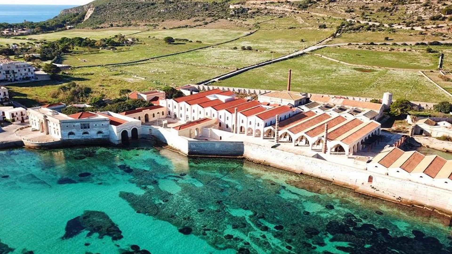 Vue sur la mer et l’ancienne conserverie de thon Florio à Favignana