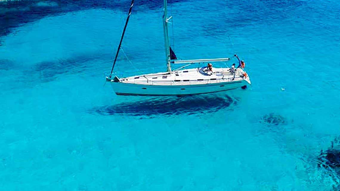 Voilier sur la mer turquoise des îles Égades