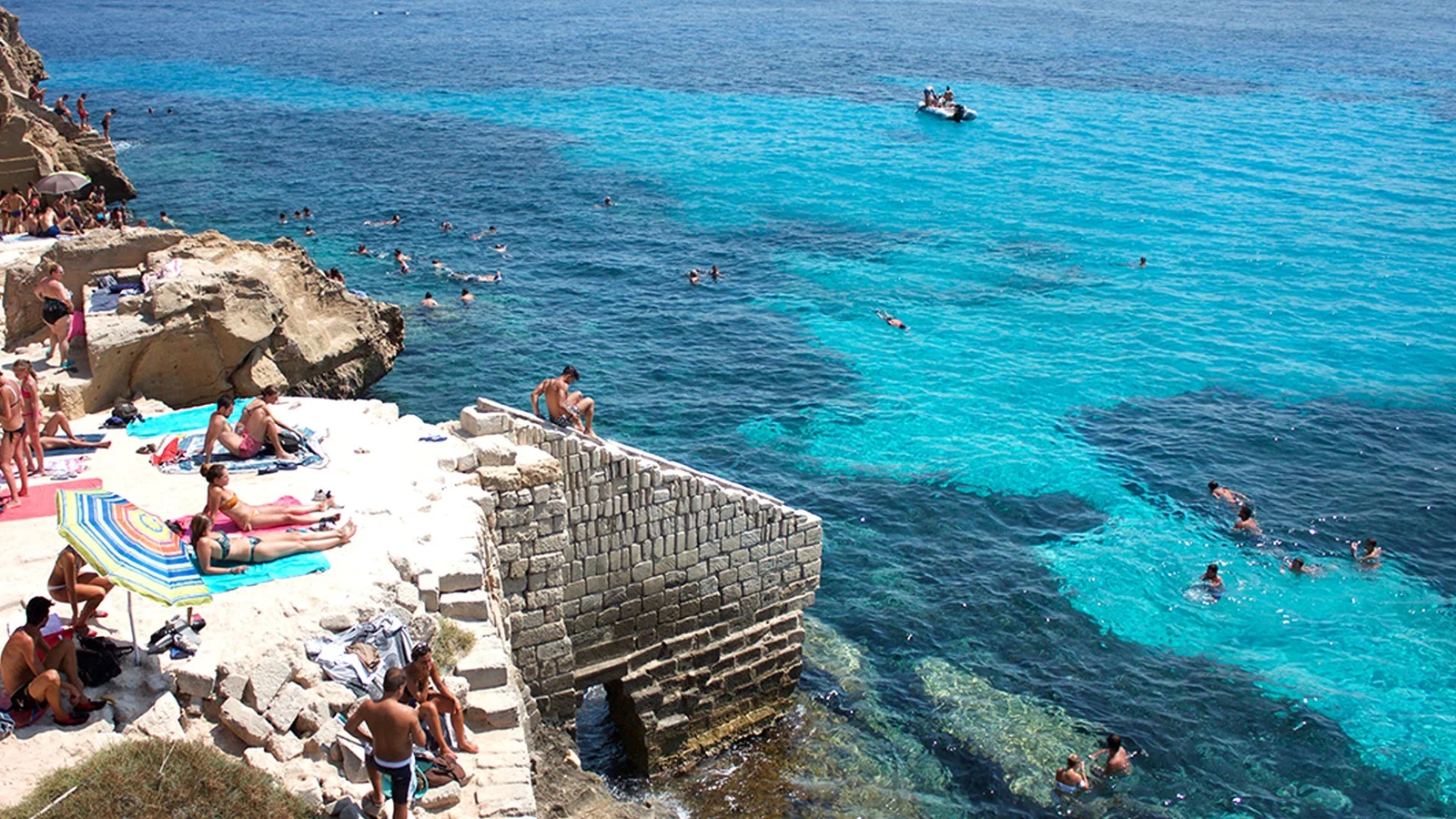 Côte rocheuse et mer à Bue Marino, Favignana