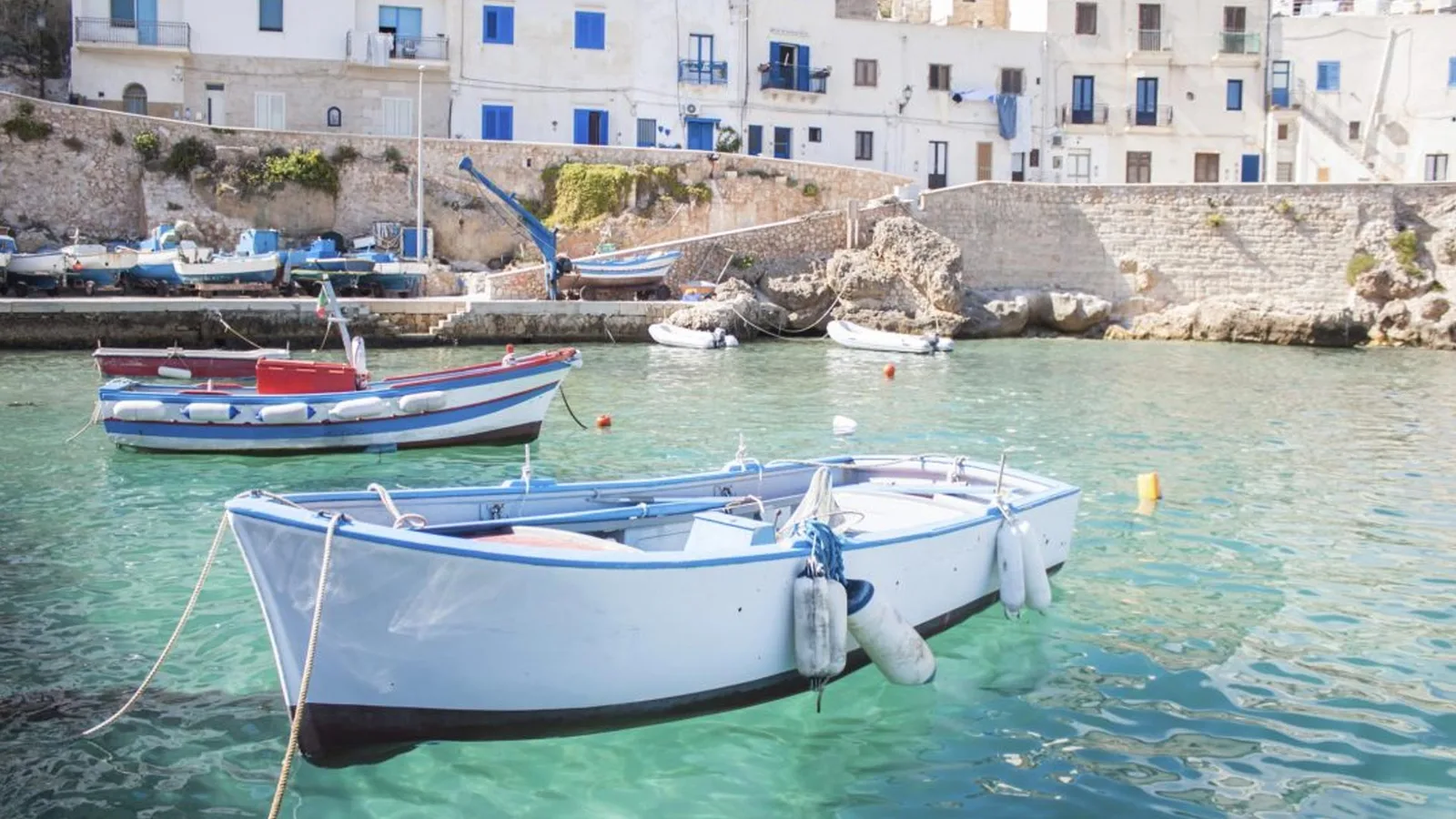 Bateaux traditionnels dans le port de Levanzo