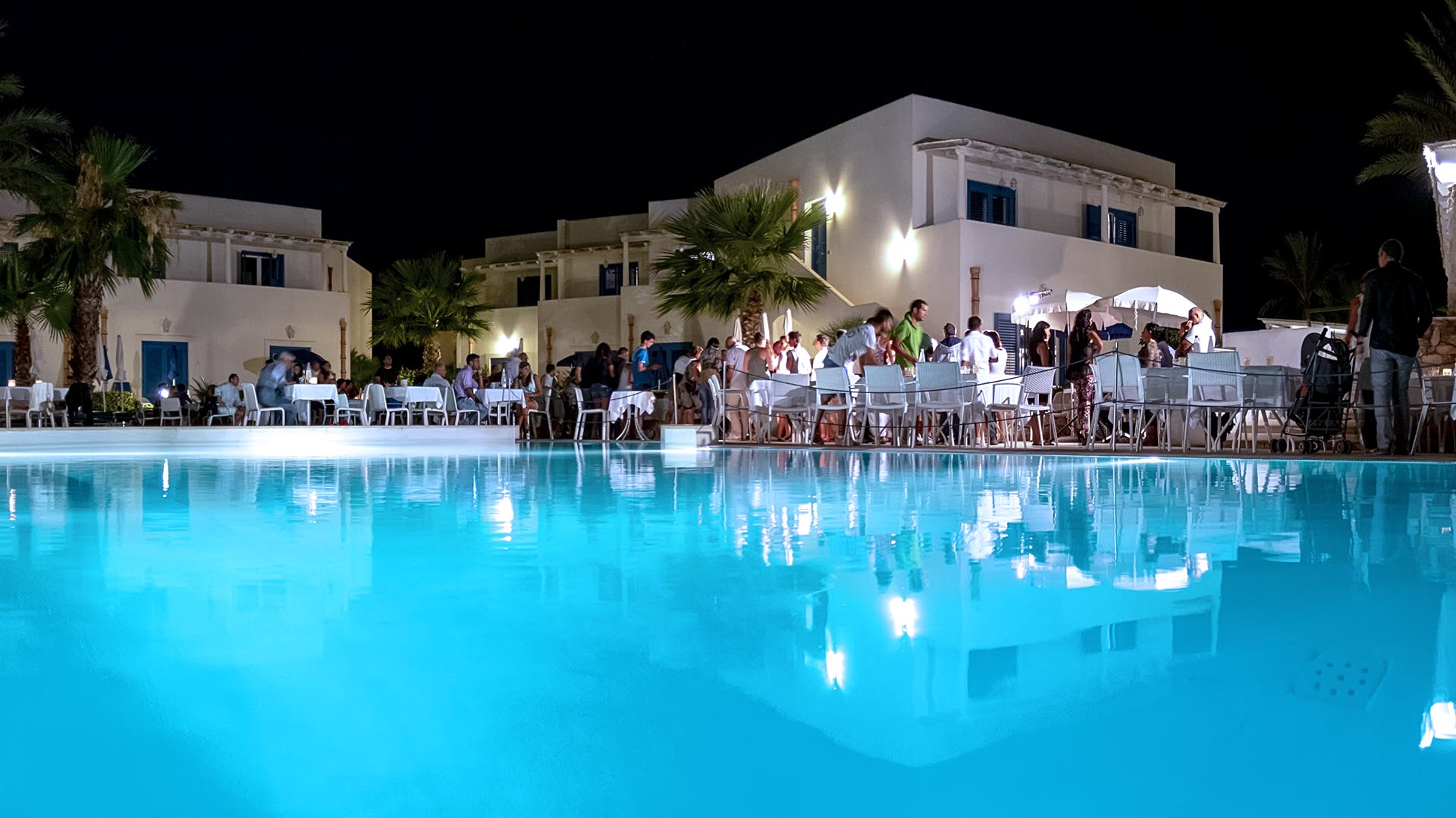 Evento serale a bordo piscina a Cala La Luna Resort