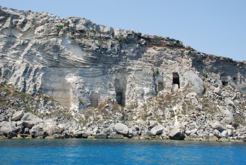 Les carrières de tuf de Cala Rossa à Favignana, vues depuis la mer