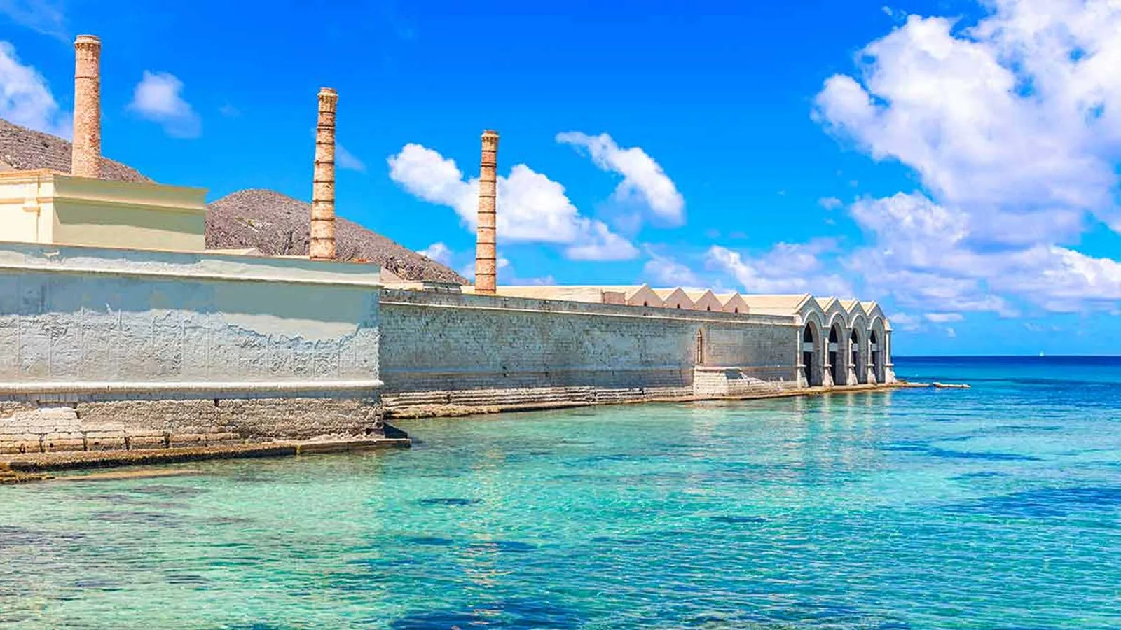 L’ancienne usine Florio au bord de la mer à Favignana