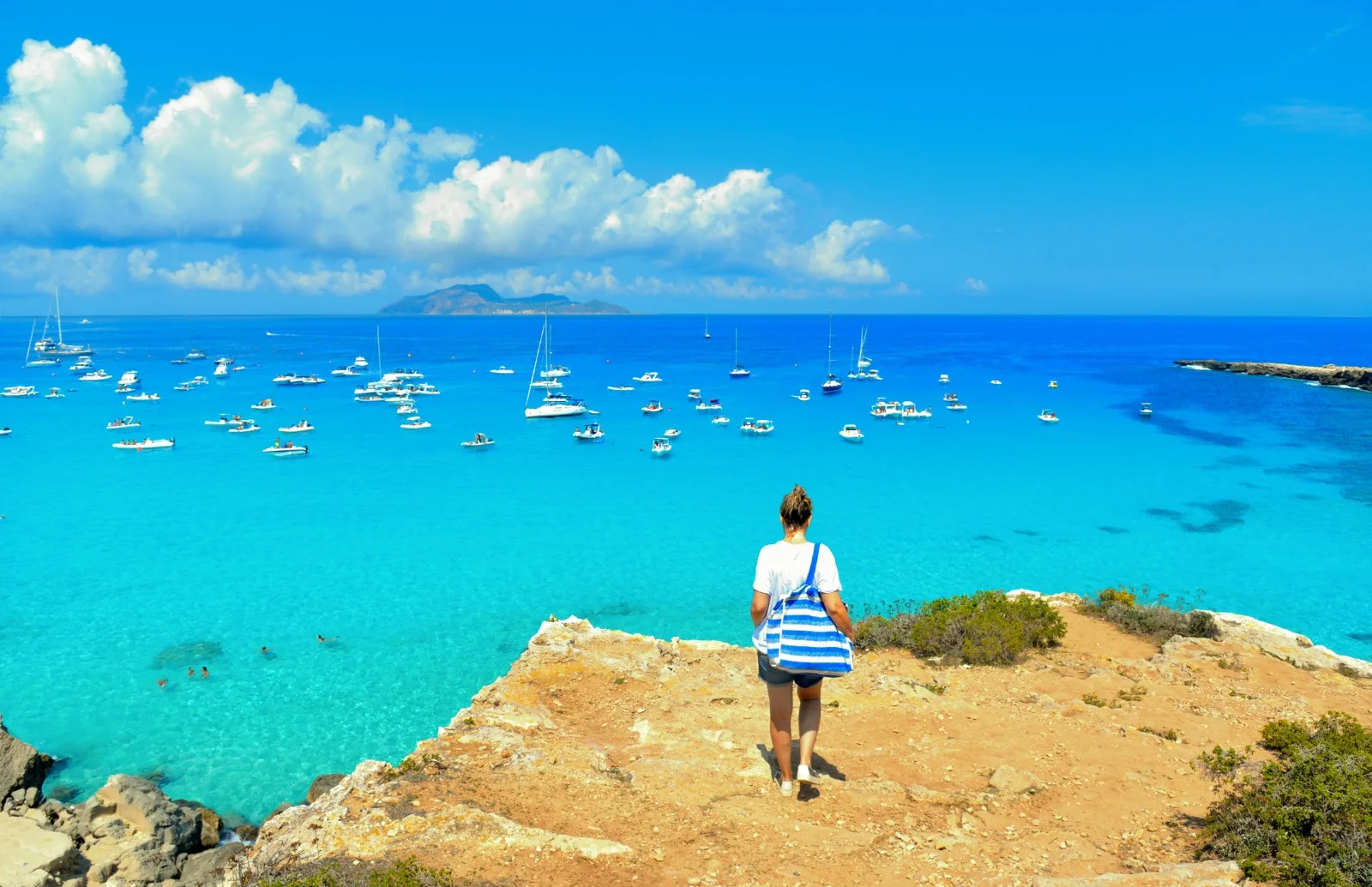 Le panorama de Cala Rossa à Favignana depuis la côte