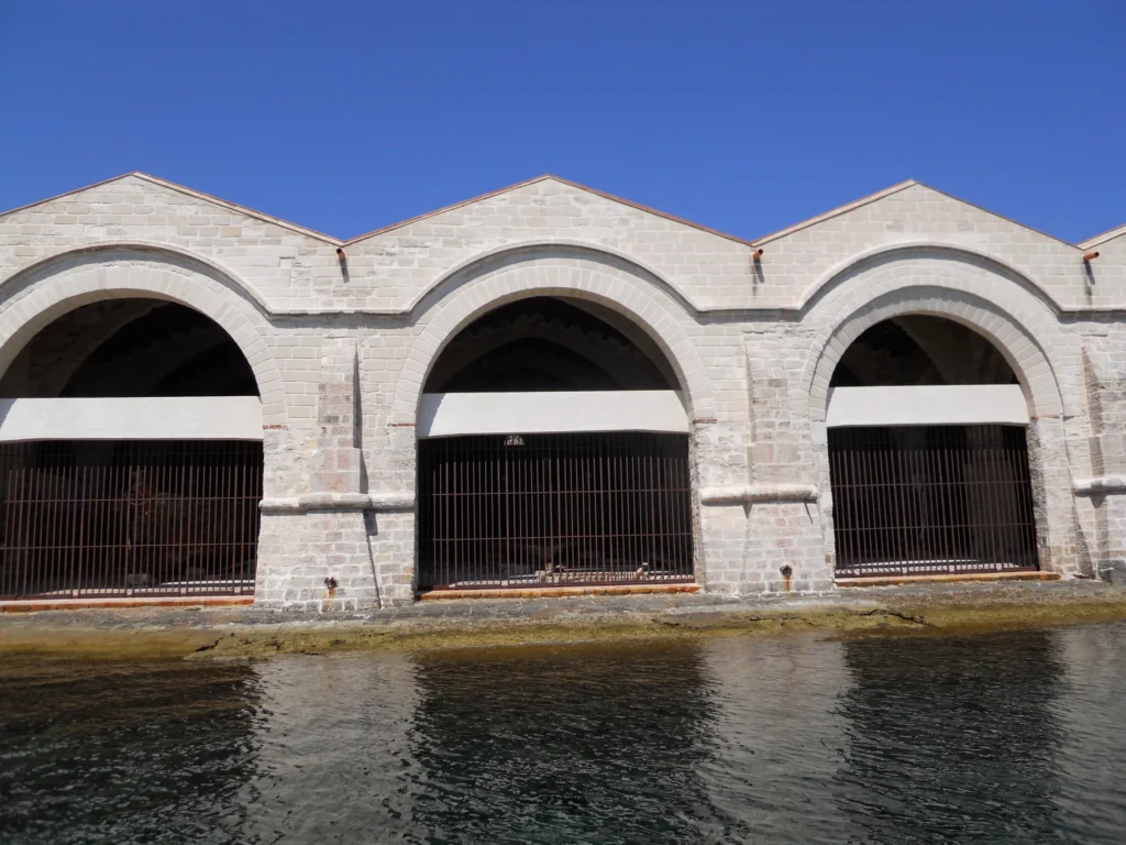 Les arches au bord de la mer de l’ancienne usine Florio à Favignana