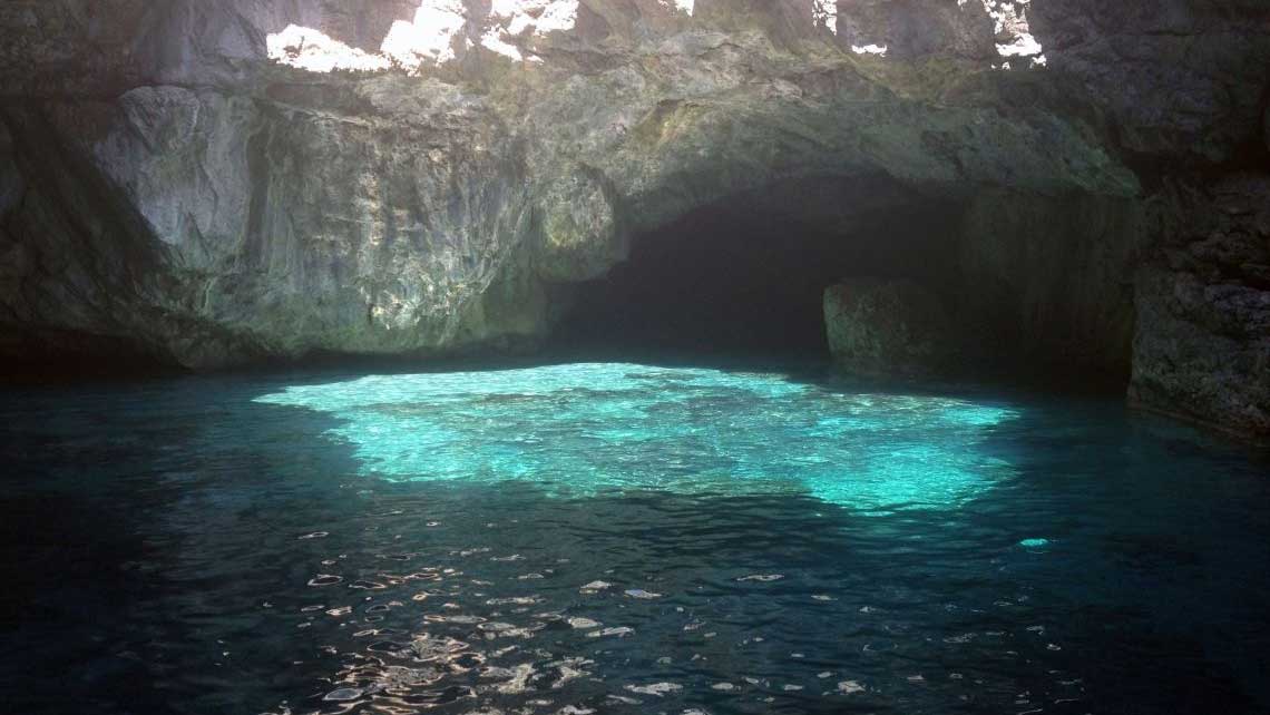 Eau turquoise dans une grotte marine de Marettimo