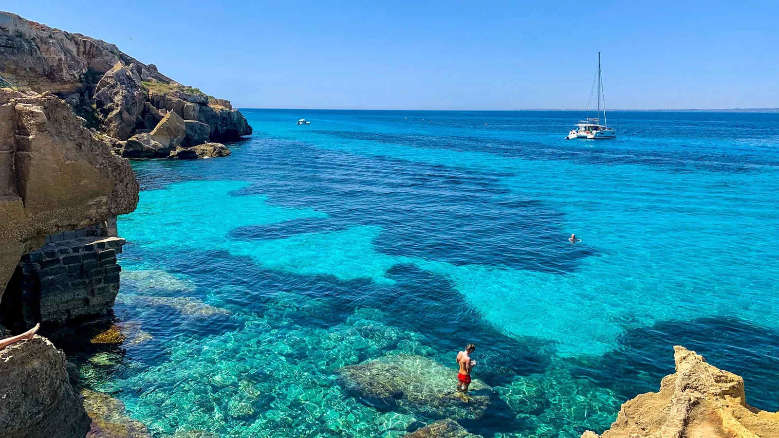 Crique rocheuse dans les eaux turquoise de Favignana
