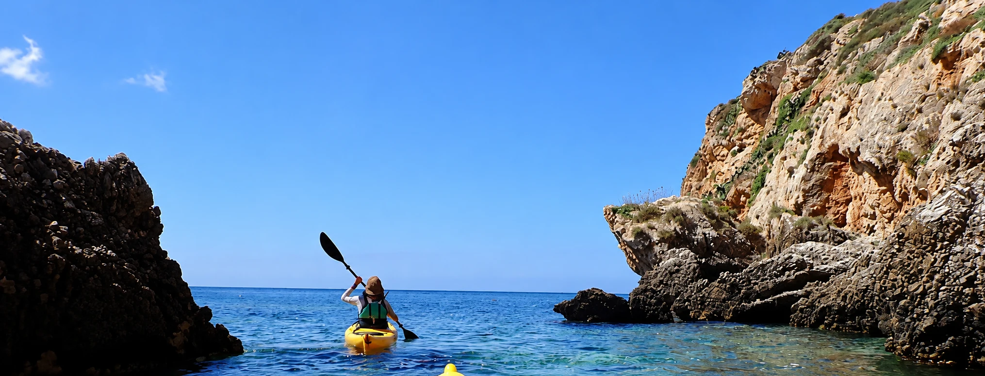 Sortie en kayak le long d’une côte rocheuse