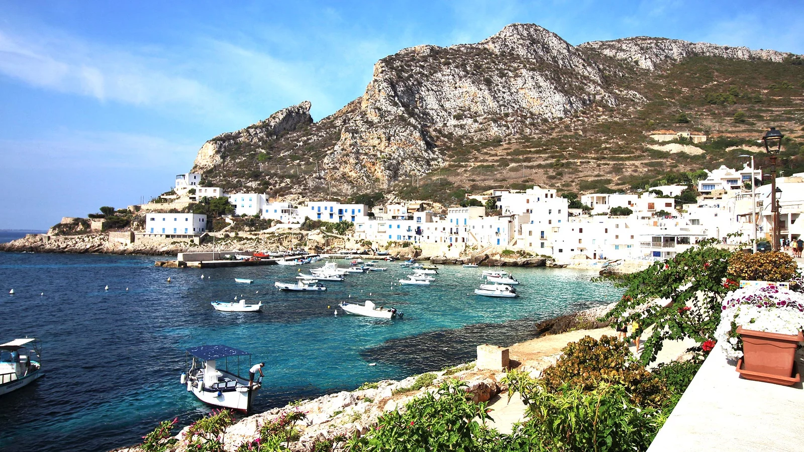 Maisons blanches et port de Levanzo