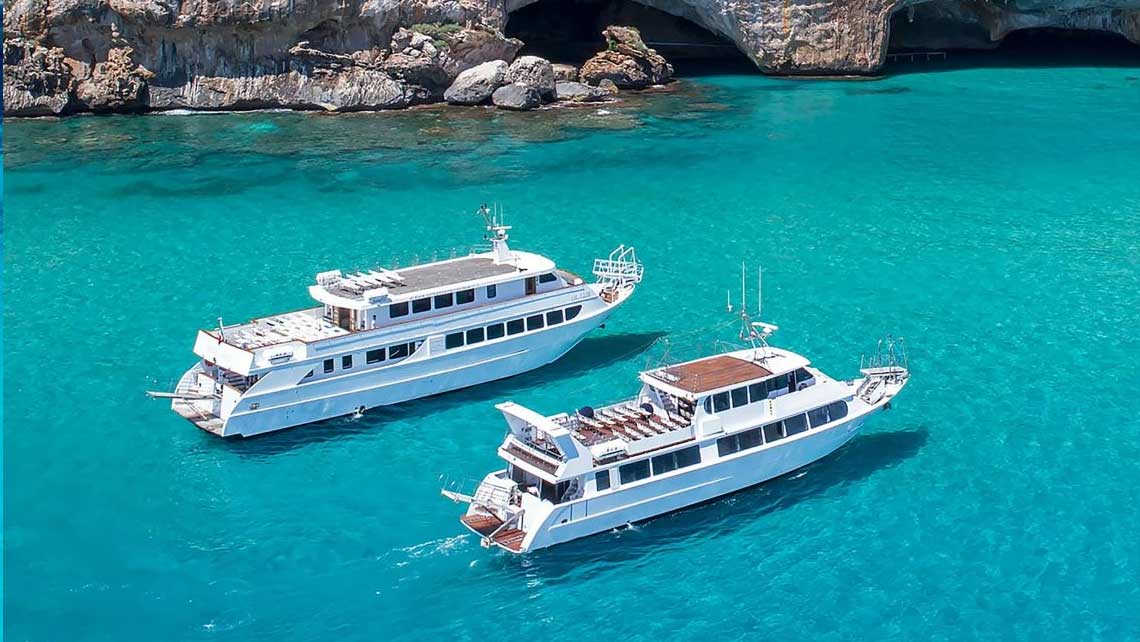 Bateaux de mini-croisière au large de Favignana