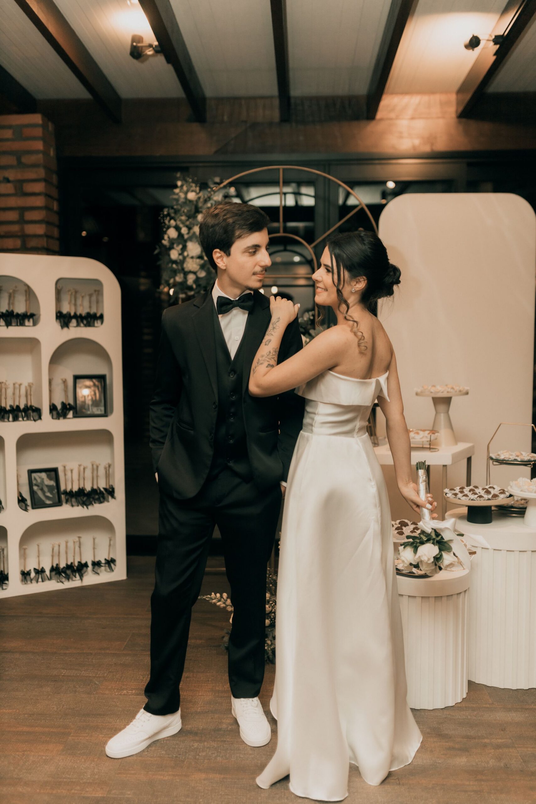 Sposi durante un elegante ricevimento di matrimonio