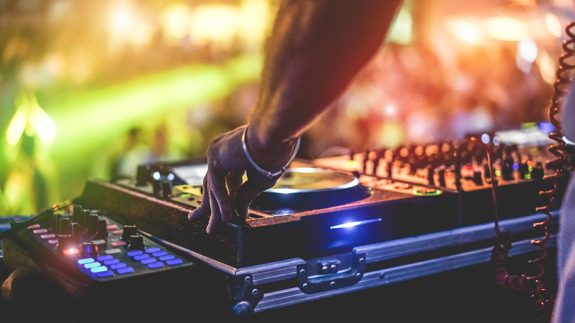 DJ aux platines pendant une soirée musicale