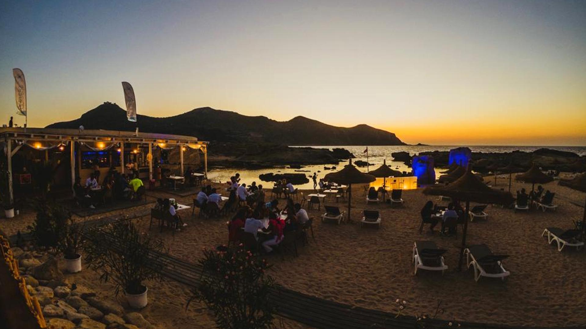 Tables et lumières du Sea Club au coucher du soleil