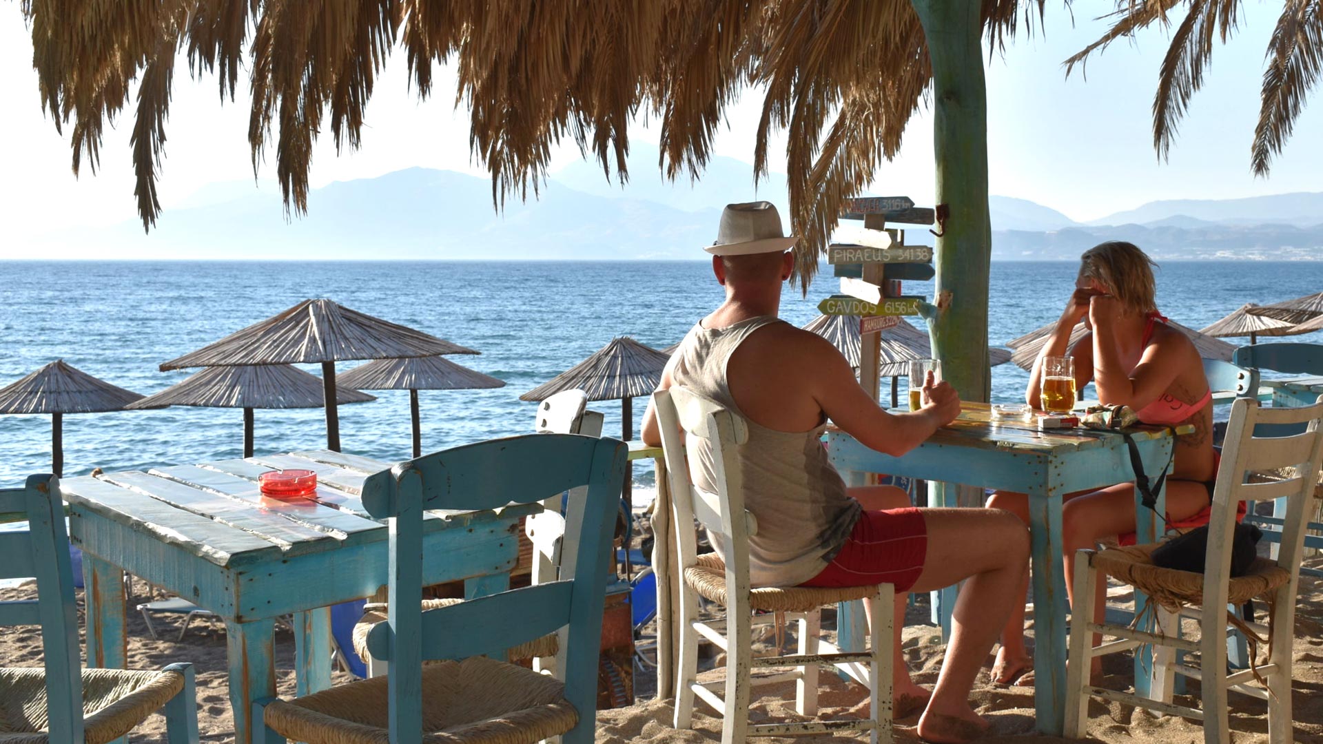 Clients au bar de plage face à la mer