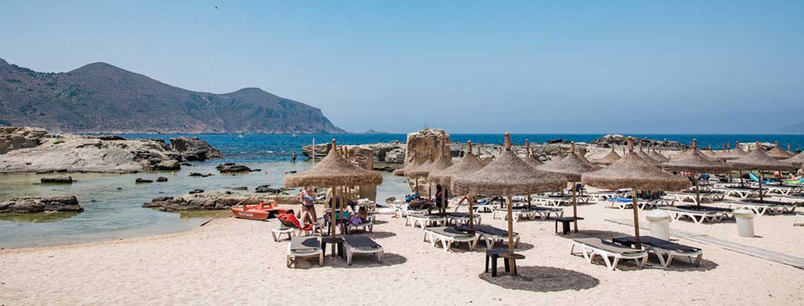Lettini e ombrelloni sulla spiaggia convenzionata Sea Club