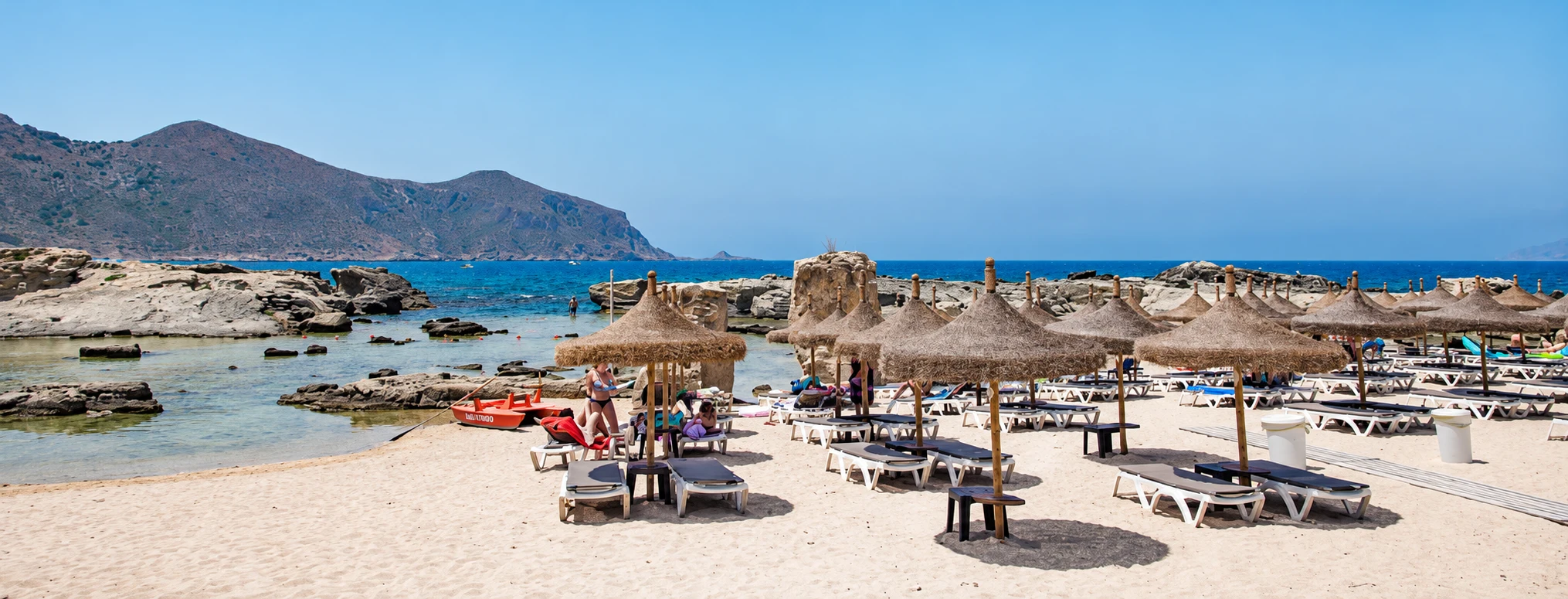 Transats et parasols sur la plage partenaire Sea Club