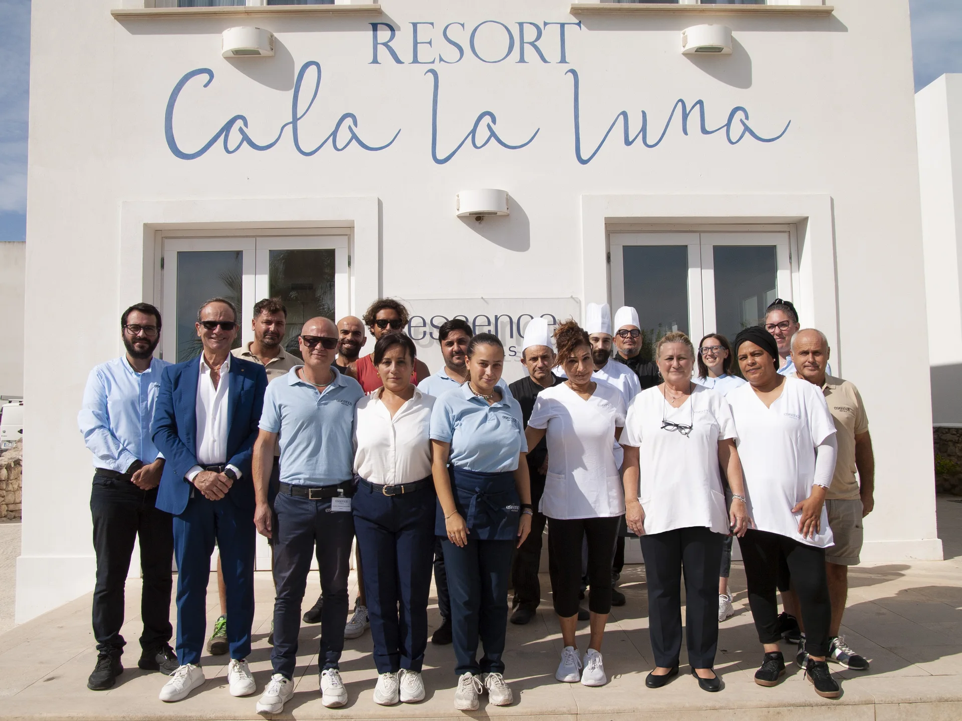 Il team operativo di Cala La Luna Resort davanti all’ingresso a Favignana