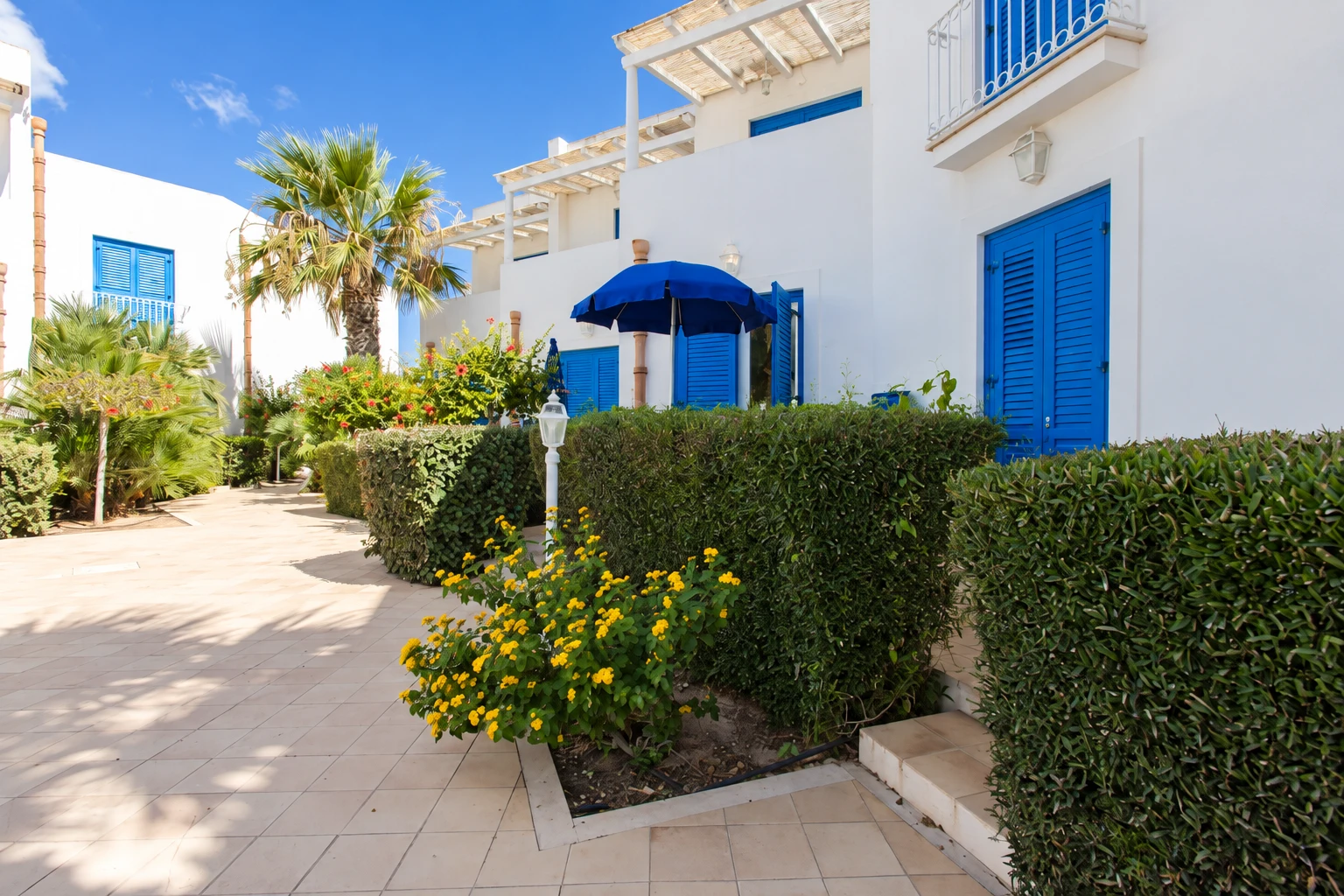 Allée dans le jardin méditerranéen de Cala La Luna
